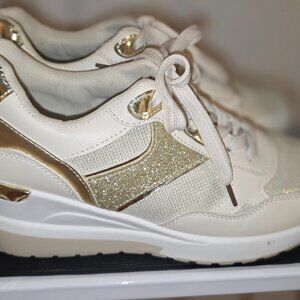 Platform tennis shoes with gold accent